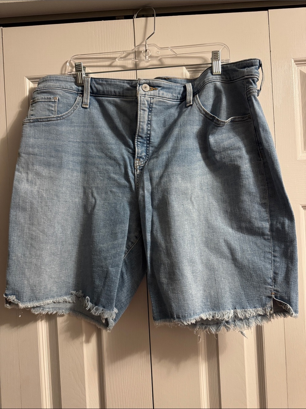 Chico's So Slimming Girlfriend Light Blue Denim Frayed Hem Shorts, Sz 3.5/US 18